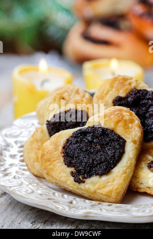 Semi di papavero cookies a forma di cuore sul tavolo, selettivo focusPoppy seme i cookie in forma di cuore sul tavolo, il fuoco selettivo Foto Stock