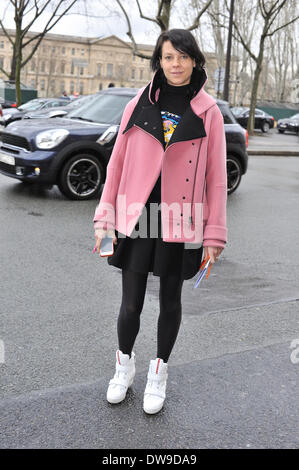 Charlotte Stockdale che arrivano al Chalayan pista mostra durante la settimana della moda di Parigi - Feb 28, 2014 - Pista Manhattan/Celine Gaille/picture alliance Foto Stock