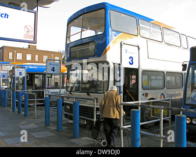 Persone di salire a bordo di una 700 Coastliner Stagecoach bus a Chichester stazione bus WEST SUSSEX REGNO UNITO Foto Stock