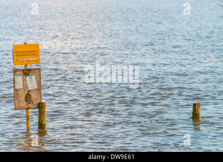 Inondazioni in campo a Pulborough, West Sussex, Regno Unito Foto Stock