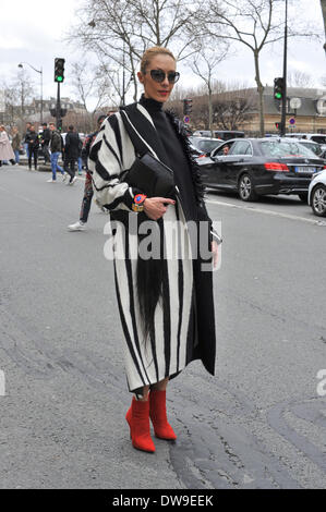 Elina Halimi arrivando presso la pista di Dior mostra durante la settimana della moda di Parigi - Feb 28, 2014 - Pista Manhattan/Celine Gaille/picture alliance Foto Stock