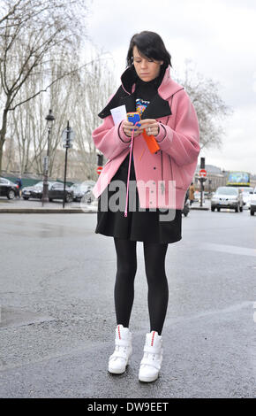 Charlotte Stockdale che arrivano al Chalayan pista mostra durante la settimana della moda di Parigi - Feb 28, 2014 - Pista Manhattan/Celine Gaille/picture alliance Foto Stock