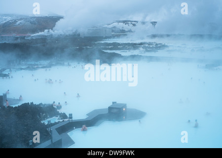 I bagnanti in acque steamy creato dalla Stazione Elettrica Geotermica Svartsengi. Blue Lagoon. L'Islanda Foto Stock