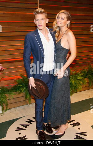 West Hollywood, Los Angeles, Stati Uniti d'America. 02Mar, 2014. Il cantante Cody Simpson (L) e Modello Gigi Hadid arrivano al Vanity Fair Oscar Party in West Hollywood, Los Angeles, Stati Uniti d'America, 02 marzo 2014. Foto: Hubert Boesl/dpa - NESSUN SERVIZIO DI FILO/KEIN BILDFUNK-/dpa/Alamy Live News Foto Stock