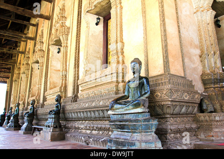 Il bronzo statua del Buddha alla Haw Phra Kaew, Vientiane, Laos. Foto Stock