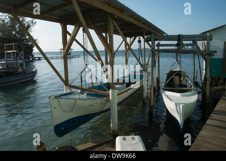 Barche a un dock Cayman Cay Utila Island Isole di Bay Honduras Foto Stock