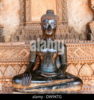 Il bronzo statua del Buddha alla Haw Phra Kaew, Vientiane, Laos. Foto Stock