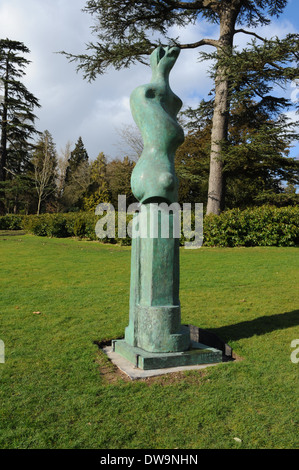 Henry Moore Sculpture 'Upright Motive No.9' in una mostra di primavera il Parco a Compton Verney in Rural Warwickshire, Inghilterra, Regno Unito Foto Stock