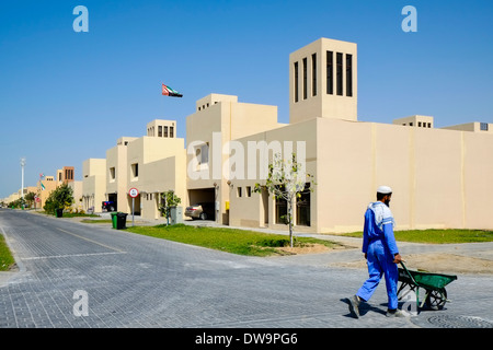 Villette nuove in complesso residenziale costruito per locali famiglie Emirati su Yas Island di Abu Dhabi Emirati Arabi Uniti Foto Stock