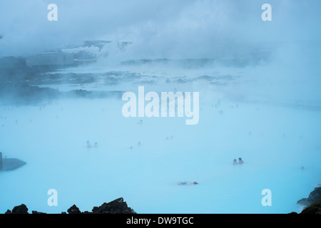 I bagnanti in acque steamy creato dalla Stazione Elettrica Geotermica Svartsengi. Blue Lagoon, Islanda Foto Stock