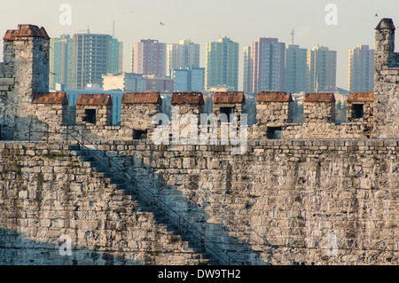 Citywalls antichi e moderni edifici ad Istanbul in Turchia Foto Stock