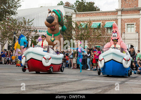 SpongeBob SquarePants Patrick Star personaggio a cavallo in barca in parata presso gli Universal Studios, il parco a tema di Orlando, Florida Foto Stock