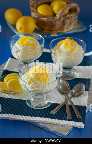 Syllabub di limone. Posset al limone. Vino tradizionale e la crema dessert Foto Stock