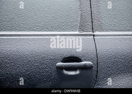 Porta auto coperto con uno strato sottile di neve fresca Foto Stock