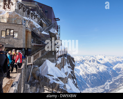 La gente sul ponte della piattaforma di visualizzazione a Aiguille du Midi téléphérique superiore funivia stazione. Chamonix-Mont-Blanc Rhone-Alpes Francia Foto Stock