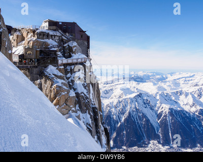 Aiguille du Midi téléphérique superiore funivia stazione in inverno la neve nelle Alpi francesi sopra Chamonix-Mont-Blanc, Haute Savoie, Rhone-Alpes, Francia Foto Stock