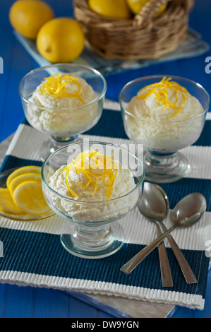 Syllabub di limone. Posset al limone. Vino tradizionale e la crema dessert Foto Stock