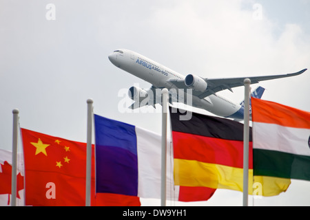 L'Airbus A350 XVB facendo una dimostrazione dell'antenna al 2014 Singapore Airshow, il Centro Fieristico Changi Foto Stock