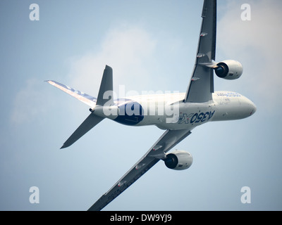 L'Airbus A350 XVB facendo una dimostrazione dell'antenna al 2014 Singapore Airshow, il Centro Fieristico Changi Foto Stock