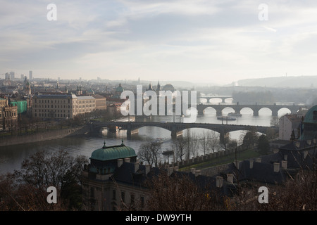 Vista dei ponti sul fiume Moldava, Praga, Repubblica Ceca Foto Stock