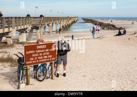 Segno a Fort Clinch pier e jetty avverte di superfici scivolose e rocce allentati Foto Stock