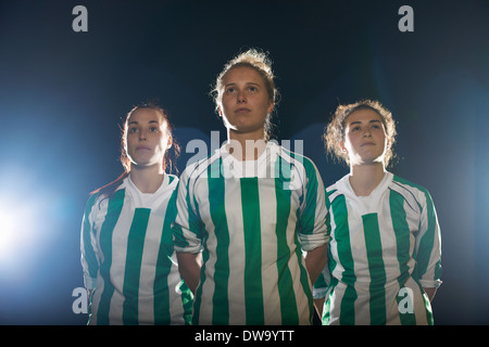 Gruppo di tre calciatori femminili che si rilassano sul campo. Le donne  giocatori di calcio riposano dopo una sessione di allenamento a terra Foto  stock - Alamy