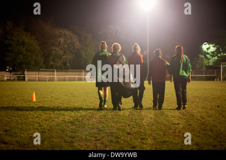 Calcio femminile giocatori dopo la pratica Foto Stock