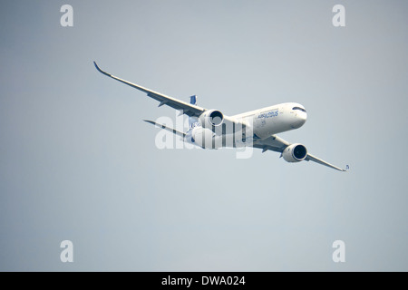 L'Airbus A350 XVB facendo una dimostrazione dell'antenna al 2014 Singapore Airshow, il Centro Fieristico Changi Foto Stock