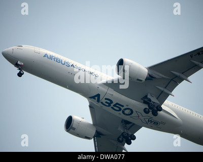 L'Airbus A350 XVB facendo una dimostrazione dell'antenna al 2014 Singapore Airshow, il Centro Fieristico Changi Foto Stock