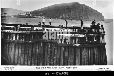 A est del Molo e Cliff West Bay circa 1925 Foto Stock