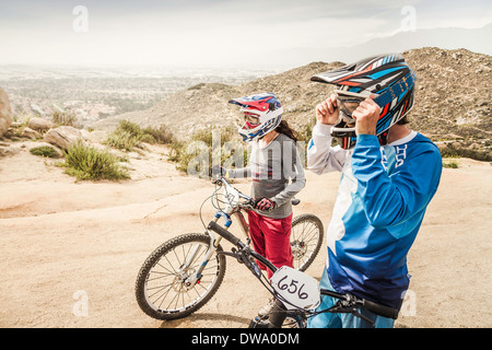 Maschio e femmina mountain bikers in gara la linea di partenza, Fontana, in California, Stati Uniti d'America Foto Stock