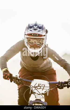 Giovane donna racing in mountainbike, Fontana, in California, Stati Uniti d'America Foto Stock