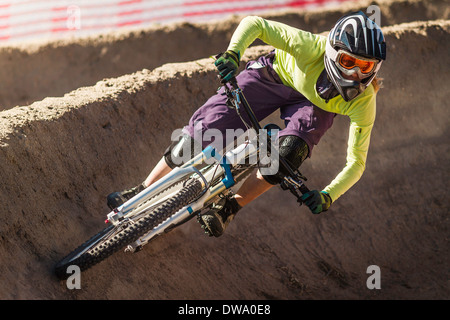 Giovani femmine mountainbiker racing in Sea Otter Classic Festival Mountainbike sulla Laguna Seca Raceway vicino a Monterey e Salinas Foto Stock