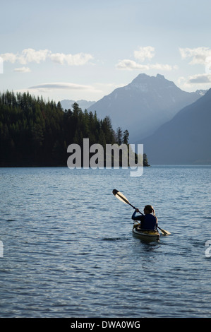 Donna kayaker su Santa Maria Lake, il Parco Nazionale di Glacier, Montana, USA Foto Stock