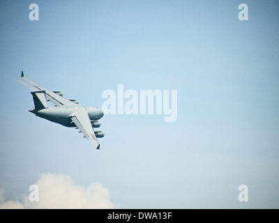 Il USAF Boeing C-17 Globemaster effettuando al 2014 Singapore Airshow, dimostrando la sua agilità nonostante la sua dimensione Foto Stock