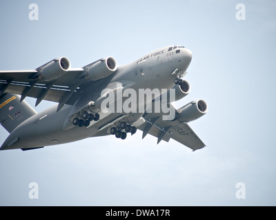 Il USAF Boeing C-17 Globemaster effettuando al 2014 Singapore Airshow, dimostrando la sua agilità nonostante la sua dimensione Foto Stock