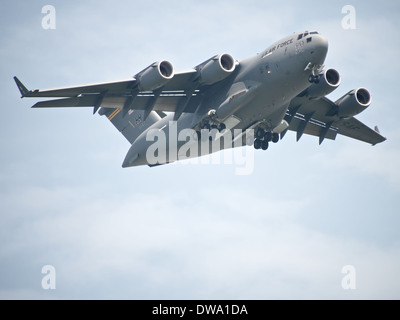 Il USAF Boeing C-17 Globemaster effettuando al 2014 Singapore Airshow, dimostrando la sua agilità nonostante la sua dimensione Foto Stock