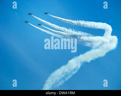 La ROKAF Cavalieri Neri aerobatic team coinvolgente i visitatori del 2014 Singapore Airshow con la sua alta manovre di precisione Foto Stock