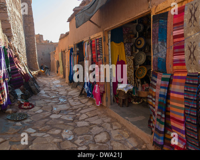 Negozio di abbigliamento sul display street, Ait Benhaddou, Ouarzazate, Marocco Foto Stock