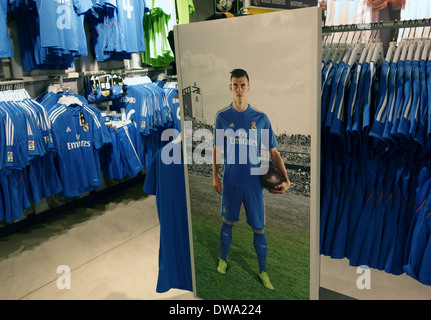 Poster di Gareth Bale in Real Madrid shop ufficiale nel Bernabeu Stadium, Madrid, Spagna Foto Stock