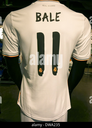 Gareth Bale camicie in Real Madrid shop ufficiale nel Bernabeu Stadium, Spagna Foto Stock