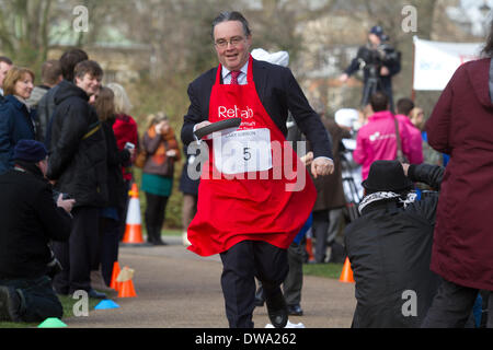 Westminster London, Regno Unito. Il 4° marzo 2014. Tre squadre di British MP, membri dalla House of Lords e la media go testa a testa nel XVII Rehab parlamentare annuale gara di pancake di sensibilizzazione per le persone con lesioni cerebrali, salute mentale e altre disabilità Credito: amer ghazzal/Alamy Live News Foto Stock