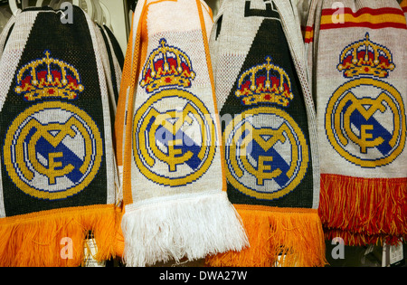 Team sciarpe in Real Madrid shop ufficiale nel Bernabeu Stadium, Madrid, Spagna Foto Stock