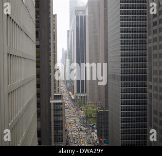 Vista in elevazione del traffico delle ore di punta tra i grattacieli di New York, Stati Uniti d'America Foto Stock