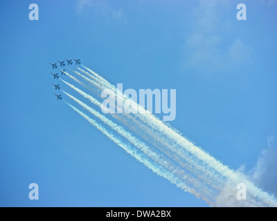 La ROKAF Cavalieri Neri aerobatic team coinvolgente i visitatori del 2014 Singapore Airshow con la sua alta manovre di precisione Foto Stock