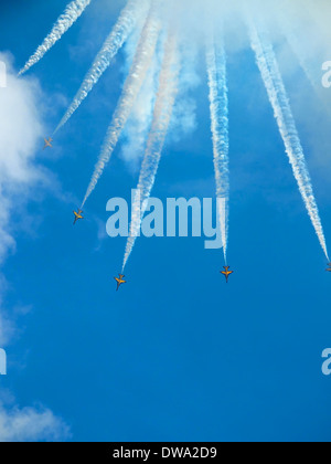 La ROKAF Cavalieri Neri aerobatic team coinvolgente i visitatori del 2014 Singapore Airshow con la sua alta manovre di precisione Foto Stock