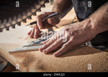 Close up dei maschi di falegname con set square in officina Foto Stock