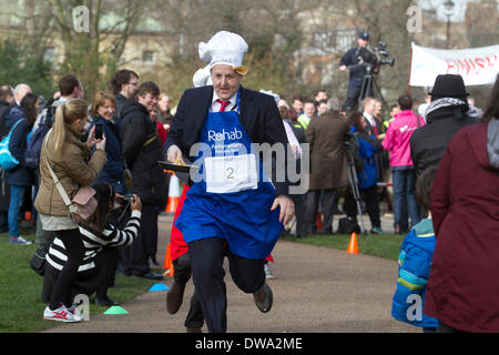 Westminster London, Regno Unito. Il 4° marzo 2014. Tre squadre di British MP, membri dalla House of Lords e la media go testa a testa nel XVII Rehab parlamentare annuale gara di pancake di sensibilizzazione per le persone con lesioni cerebrali, salute mentale e altre disabilità Credito: amer ghazzal/Alamy Live News Foto Stock