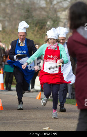 Westminster London, Regno Unito. Il 4° marzo 2014. Tre squadre di British MP, membri dalla House of Lords e la media go testa a testa nel XVII Rehab parlamentare annuale gara di pancake di sensibilizzazione per le persone con lesioni cerebrali, salute mentale e altre disabilità Credito: amer ghazzal/Alamy Live News Foto Stock