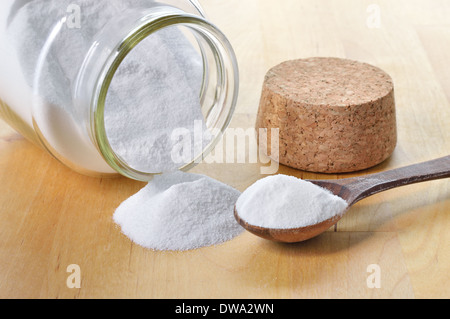 Close-up di bicarbonato di sodio in un vasetto di vetro. Il bicarbonato di sodio. Foto Stock